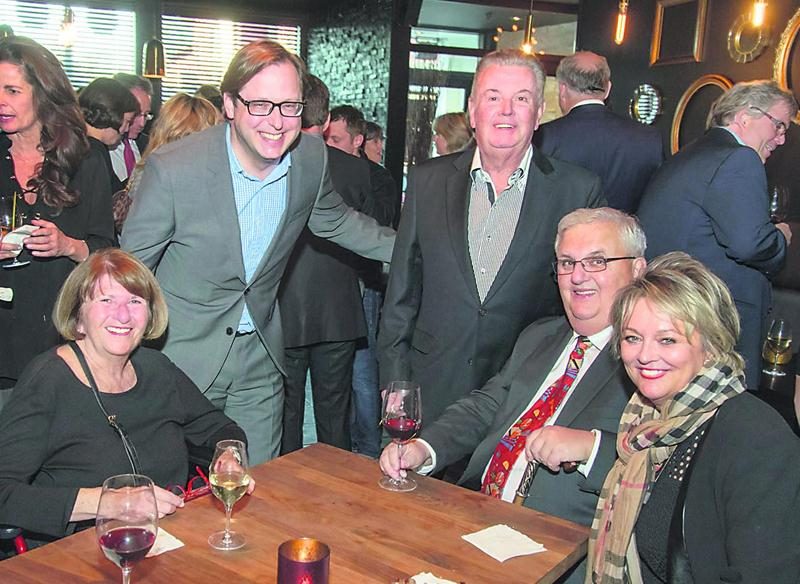 Une table toute maskoutaine : Huguette Corbeil, Benoit Chartier, Louis H. Lafontaine, André H. Gagnon et Nancy Greenland.