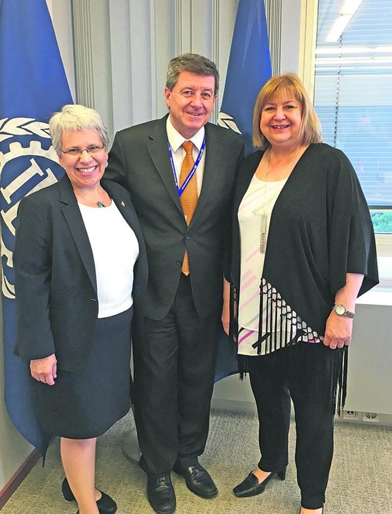 Brigitte Sansoucy en compagnie de Guy Ryder, directeur général de l’Organisation internationale du travail, et de MaryAnn Mihychuk, ministre libérale de l’Emploi, du Développement de la main-d’oeuvre et du Travail. La délégation canadienne était à Genève en juin pour signer un traité visant à éliminer le travail des enfants de moins de 15 ans à travers le monde.