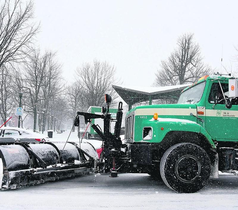 La Ville de Saint-Hyacinthe reprend pour une deuxième année son programme des rues blanches, limitant l’emploi de sel et d’abrasif dans les quartiers résidentiels. Photo François Larivière | Le Courrier ©