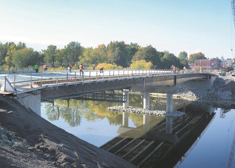 La reconstruction du pont Bouchard entre dans ses dernières étapes. Le coulage du tablier de béton du nouveau pont sera entrepris sous peu. Photo François Larivière | Le Courrier ©