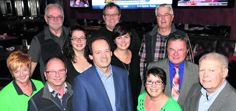Le comité organisateur 2015 est formé de : à l’avant, de gauche à droite : Micheline Bienvenue, responsable; Robert Archambault, président du Club Optimiste Douville; Yvon Pinsonneault, président d’honneur; Sylvie Carbonneau et Gaétan Gingras. Deuxième rangée, dans le même ordre : ­Lydia Hinse, Sonia Bienvenu et André Fortier. Troisième rangée, même ordre : Denis Hinse, Claude Pilon et Serge Pelletier. Absentes de la photo : ­Véronique Ledoux et Julie Lepage.  Photo Robert Gosselin | Le Courrier