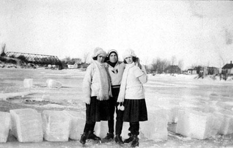Quelques patineurs sur la rivière Noire à Saint-Pie, vers 1920. Archives CHSH.
