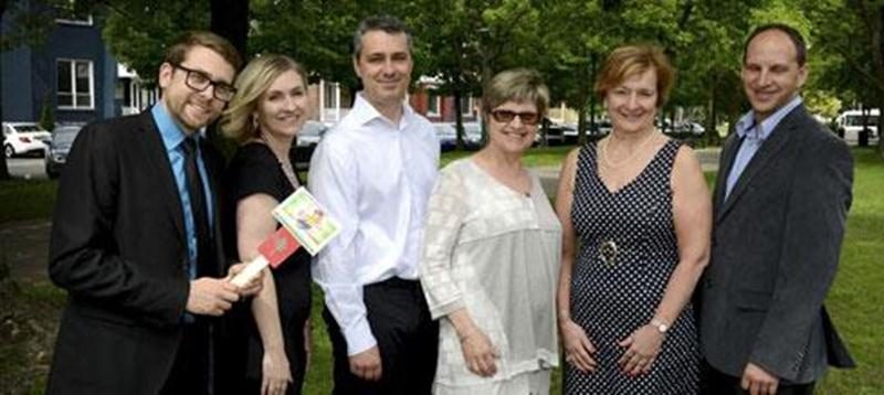 Éric Devost, coorodonnaeur de la CJS, Josée Jameison, directrice générale d'Espace Carrière, Alex Gadbois, de l'Imprimerie Dominion, Céline Lussier Cadieux, présidente du Boisé des Douze et marraine du projet, Danielle Boulet, directrice du Fonds étudiant solidarité travail du Québec et Rémi Gauvin, technicien en environnement à la Ville, ont donné le coup d'envoi de l'initiative « La CJS, on se l'arrache! ».
