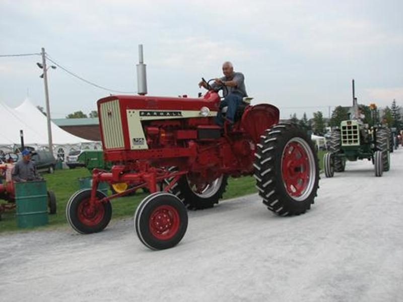 La parade de tracteurs est l'une des nombreuses activités au programme du Week-end rouge organisé au Parc des Salines.