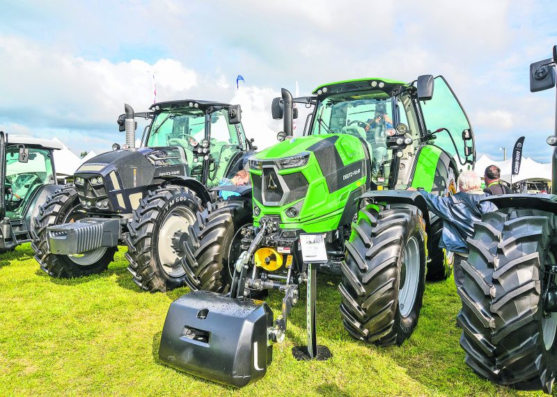 Ce tracteur haut de gamme de marque Deutz-Fahr a décroché la médaille d’or pour son design à la prestigieuse foire agricole d’Hanovre en Allemagne. Les modèles de série 6 offrent une nouvelle transmission, davantage de confort et une cabine encore plus insonorisée.