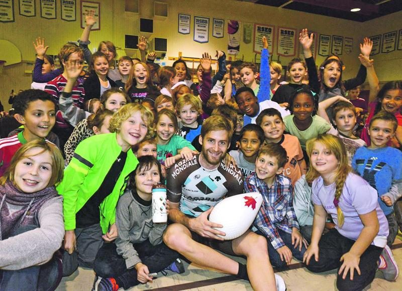 Hugo Houle s’est montré très généreux avec les élèves de l’école Bois-Joli-Sacré-Coeur lors de son passage le 11 novembre. Photo François Larivière | Le Courrier ©