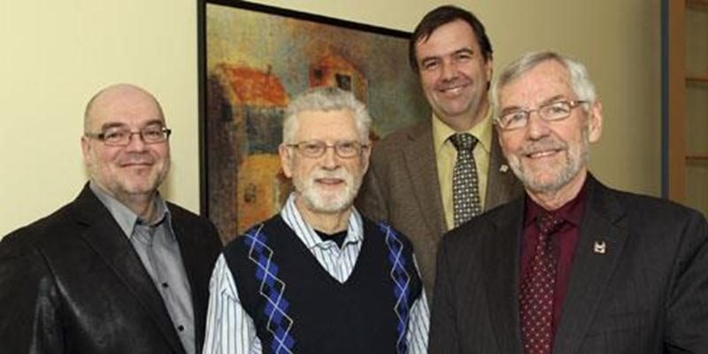 De gauche à droite : Michel Robidoux, directeur du service des Loisirs; Normand Ménard, candidat au Prix Claude Marchesseault; Louis Bilodeau, directeur général, Ville de Saint-Hyacinthe et Claude Bernier, maire.
