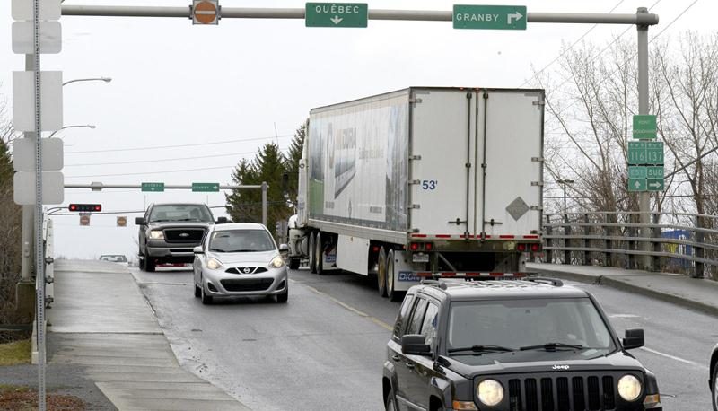 Jusqu’à nouvel ordre, le pont Bouchard demeure interdit au trafic lourd. Photo François Larivière | Le Courrier ©
