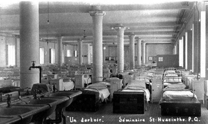 Un des dortoirs du Séminaire de Saint-Hyacinthe vers 1911 (Archives CHSH).