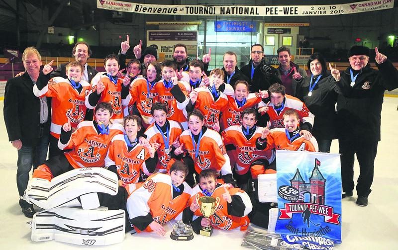 Les sept équipes championnes ont été couronnées le 10 janvier, jour des finales. Photo Robert Gosselin | Le Courrier ©