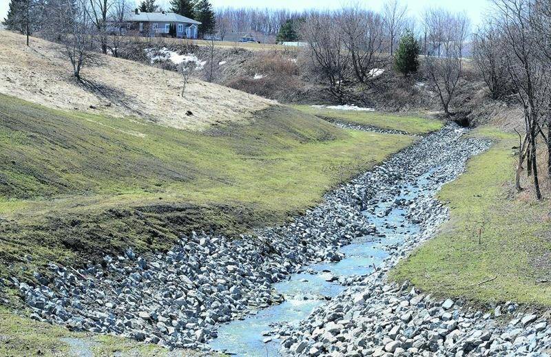 Plus de 90 000 tonnes de pierre auront été utilisées au cours des cinq années de travaux de ­stabilisation des berges de la rivière Salvail et de ses affluents. Le dernier chantier sera lancé ce printemps.