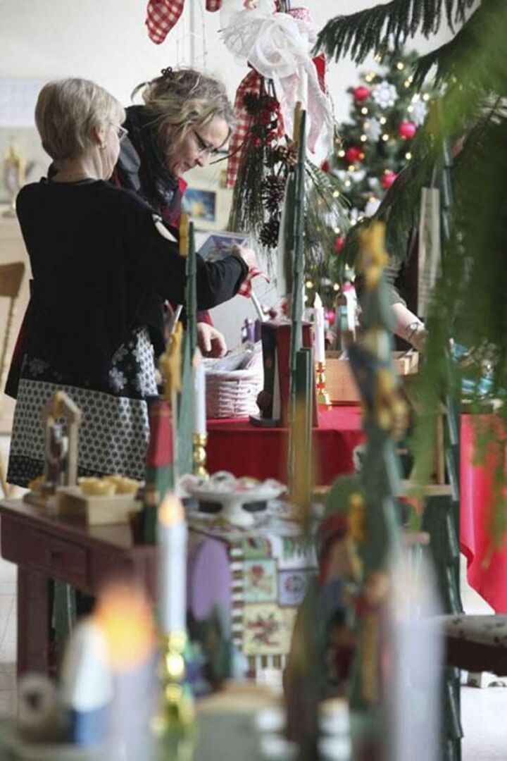 L'exposition <em>Légendes et traditions de Noël</em> présente les créations artisanales de sept artisans, faites quasi entièrement de matériel recyclé.