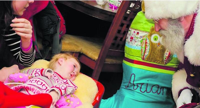 Il y avait de la magie dans l’air pour Audrey Bouchard, Renaud Readman et leur fille Ariane lorsqu’ils ont reçu un énorme bas de Noël rempli de dons et de cadeaux remis par la population maskoutaine. Photo Bruno Beauregard Photographe