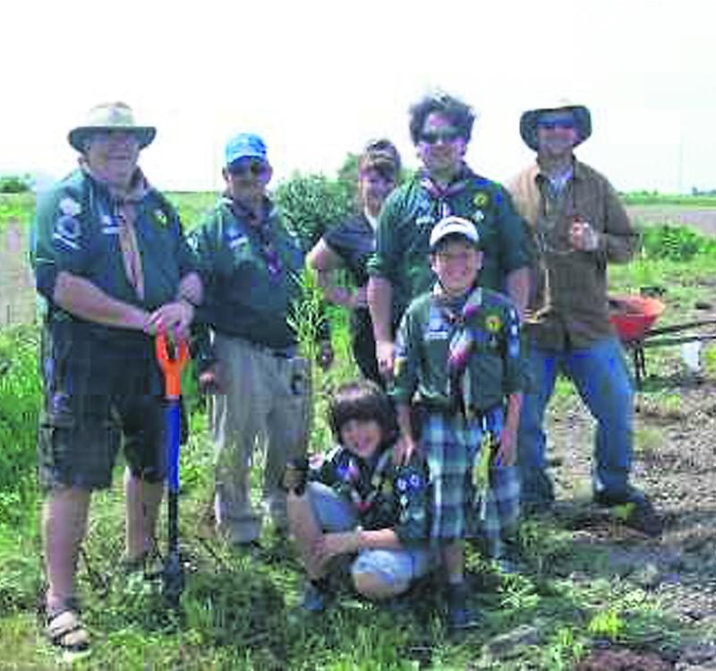 Des scouts ont apporté leur aide pour planter plus de 900 boutures d’arbustes sur le terrain qui appartient aux Soeurs de la Charité sur la rue Des Seigneurs Ouest.