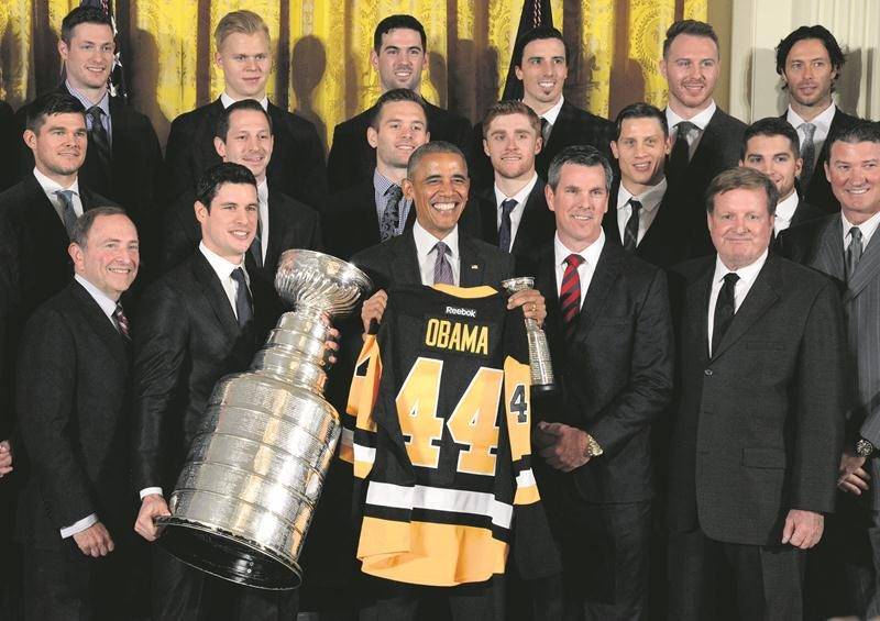 Barack Obama a reçu récemment à la Maison-Blanche les Penguins de Pittsburgh qui lui ont offert un chandail confectionné chez Sport Maska à Saint-Hyacinthe. Photo Mike Theiler, Reuters