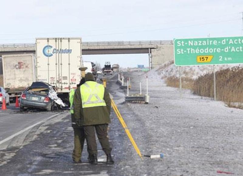 Mercredi matin, un accident de la route a coûté la vie à une jeune conductrice de 20 ans, qui habitait Montréal. La jeune femme circulait en direction est sur l'autoroute 20 lorsqu'elle a embouti l'arrière d'un camion semi-remorque. Celui-ci s'engageait sur la voie après un arrêt en bordure de l'autoroute. Les conditions routières ne seraient pas en cause. La voie de droite a été fermée à la circulation pendant de longues heures pendant que s'affairaient les techniciens en scènes d'accident de l