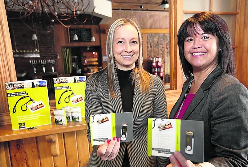 Nancy Lambert, directrice générale de Tourisme et congrès Saint-Hyacinthe (à droite) est accompagnée de Geneviève Lemay, attachée politique de la députée de Saint-Hyacinthe, Chantal Soucy.  Photo Robert Gosselin | Le Courrier ©