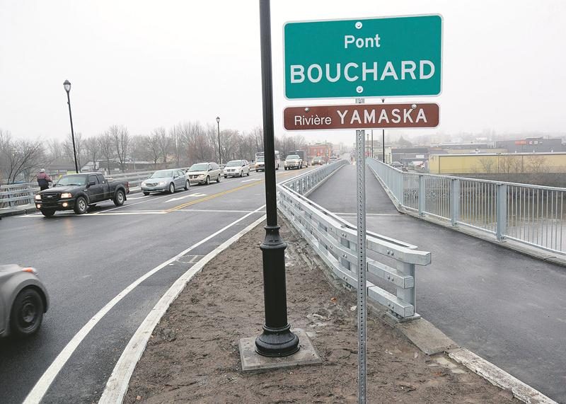Le nouveau pont Bouchard a été ouvert à la circulation lundi soir, au grand bonheur de milliers d’automobilistes et de camionneurs.  Photo François Larivière | Le Courrier