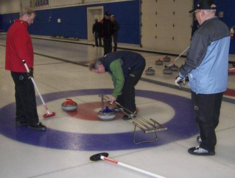 Le curling fait partie des 12 disciplines présentées lors des Jeux FADOQ.