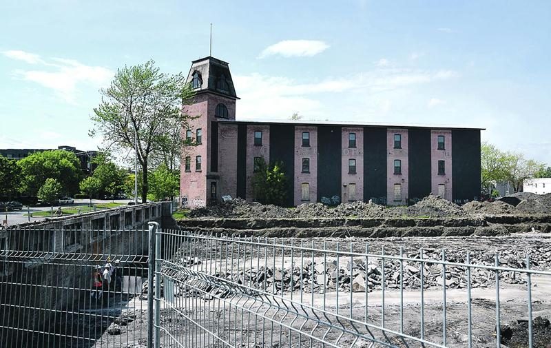 L’ancienne manufacture E.T. Corset, au coin de Laframboise et Delorme, est voisine du site Goodyear, où les travaux de réhabilitation du terrain ont repris. Photo François Larivière | Le Courrier ©