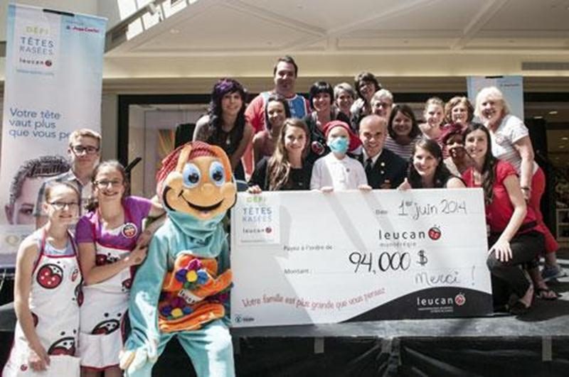 La 3 e édition du Défi têtes rasées a permis de récolter un peu plus de 94 000 $. Sur la photo on aperçoit au centre, le jeune Samuel Leblanc en compagnie du président d'honneur de l'activité, Daniel Dubois.