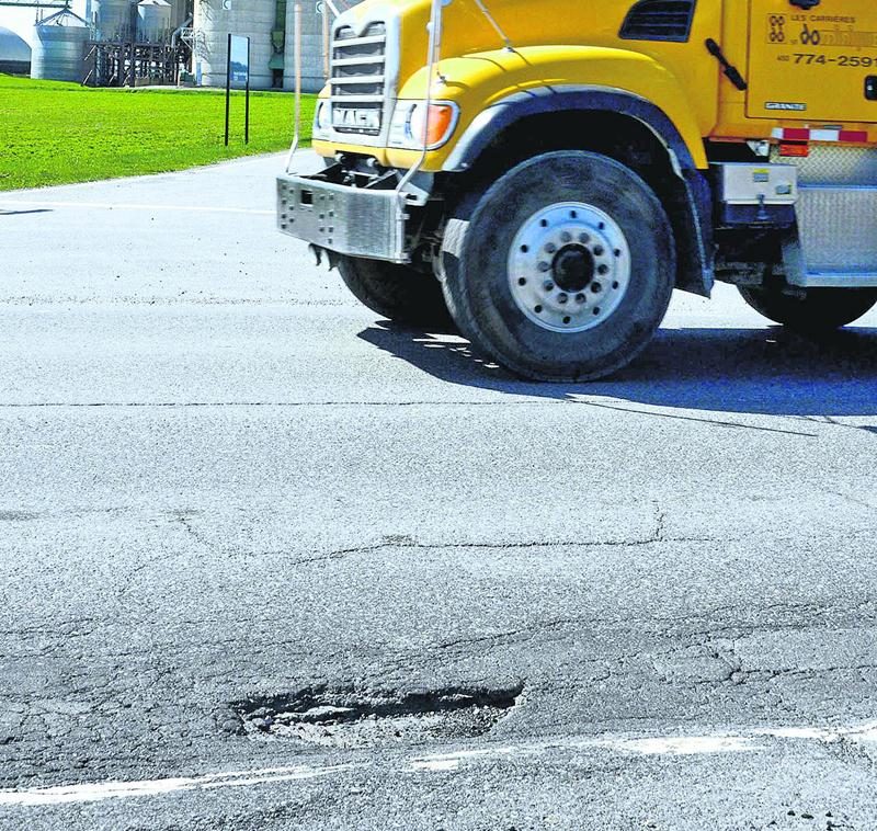 Chaussée et camions lourds ne font pas bon ménage. Photo François Larivière | Le Courrier ©