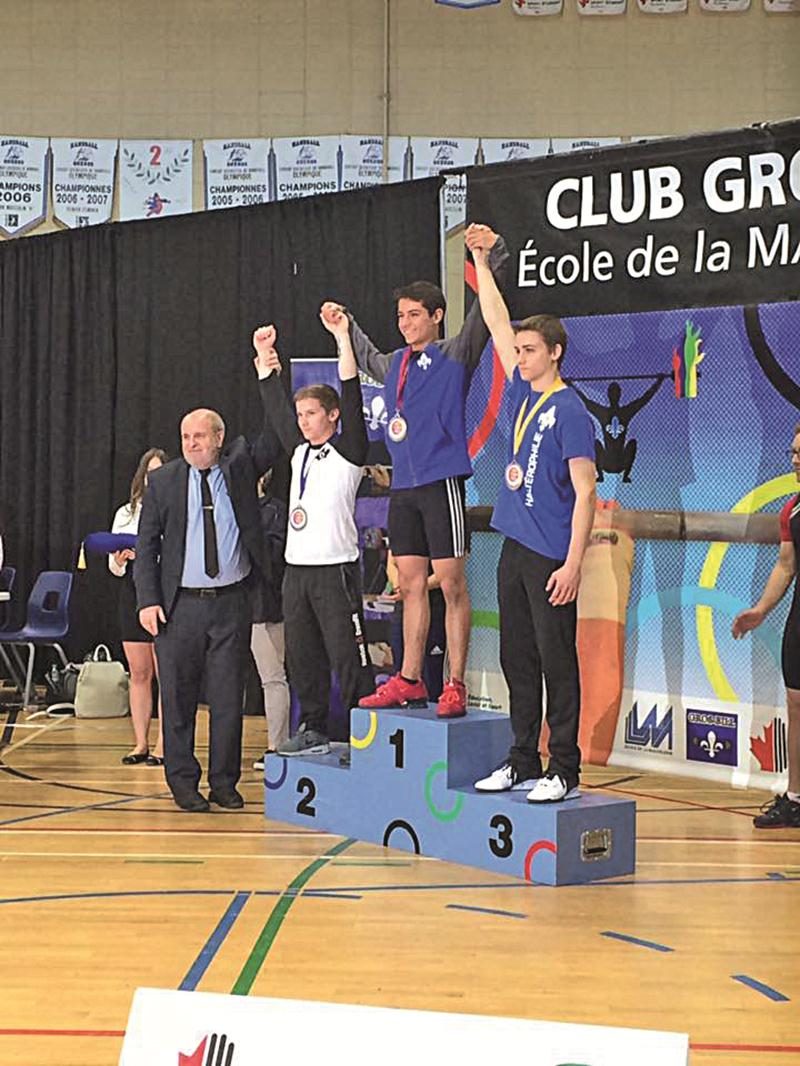 Chez les garçons, Matt Darsigny (au centre) s’est illustré en remportant la catégorie des 62 kg. Il est monté sur le podium en compagnie d’un autre membre de la Machine Rouge, Maxime Caouette (à droite). Photo Facebook