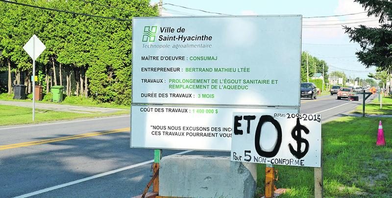 M. Beaudoin y est allé de sa petite touche ­personnelle pour compléter l’annonce des ­travaux dont il ne pourra bénéficier. Photo François Larivière | Le Courrier ©