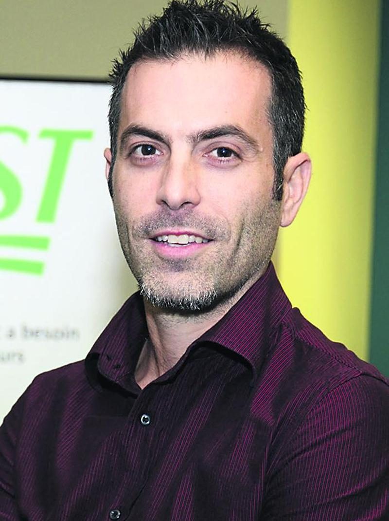 L’enseignant en charpenterie-menuiserie de l’EPSH, Robin Castonguay, espère améliorer la santé et la sécurité au travail en partageant son histoire dans la nouvelle campagne publicitaire de la CSST.  Photo François Larivière | Le Courrier ©
