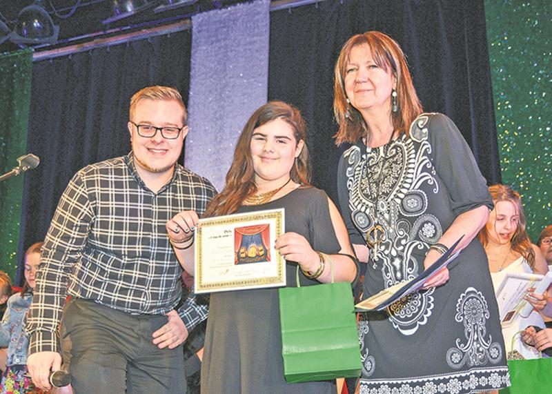Mélody Larochelle, de l’école Saint-Joseph / Spénard, est la gagnante du prix qui lui donne un accès direct à la demi-finale du Petit Festival de la chanson de Granby. Lors de la finale, elle a chanté « Je vole » de Louane.