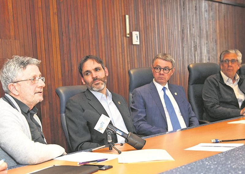 Alain d’Amours, directeur de Contact Richelieu-Yamaska, David Bousquet, président de l’OHMA et conseiller municipal, Claude Corbeil, maire de Saint-Hyacinthe, et Jean-Claude Ladouceur, directeur général de l’OHMA, durant l’annonce du projet Le Concorde. Photo Robert Gosselin | Le Courrier ©