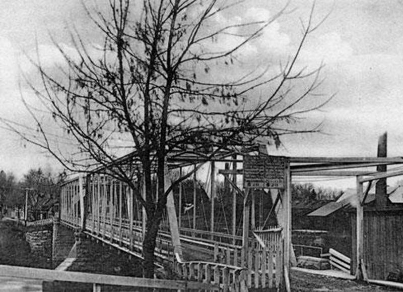 Pont de la Société avant 1913. À l’entrée, barrière pour le péage.