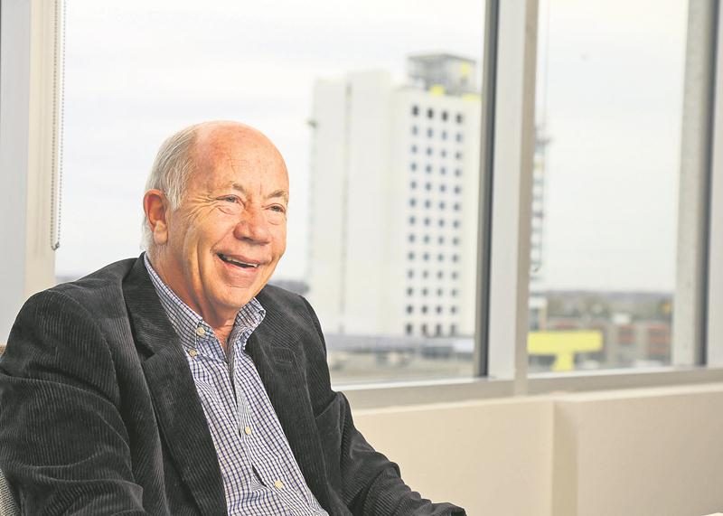 Michel Douville, directeur général du Centre de congrès de Saint-Hyacinthe et du futur hôtel Sheraton, est heureux d’avoir dépassé ses prévisions concernant les réservations.   Photo Robert Gosselin | Le Courrier ©