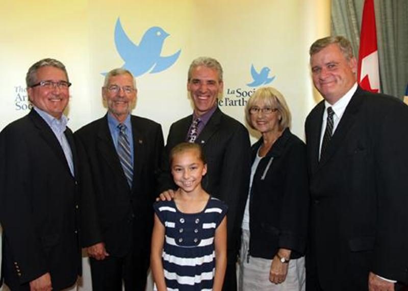 Dany Benoit, président de la Société d'arthrite de Saint-Hyacinthe, Claude Bernier, maire de Saint-Hyacinthe, Élodie Chicoine, porte-parole, Benoît Frappier, président d'honneur, Pauline Dumoulin, secrétaire du conseil consultatif de la Société d'arthrite de Saint-Hyacinthe et Mark Bordeleau, directeur général de la Société d'arthrite du Québec.
