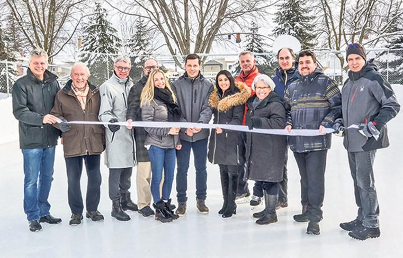 L’ex-hockeyeur Bruno Gervais a officialisé l’inauguration d’une patinoire en son nom avec la traditionnelle coupe de ruban. Photo François Larivière | Le Courrier ©