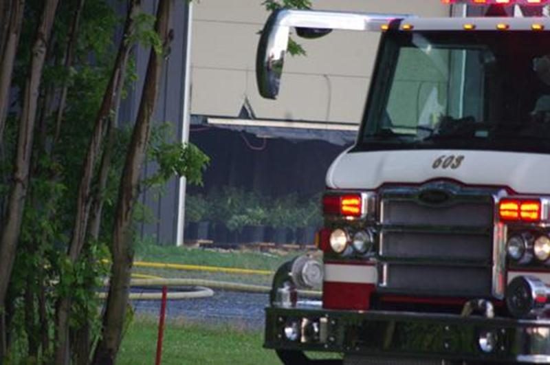Appelés sur les lieux d'un incendie d'origine électrique dans un hangar situé au 9240, 3<sup>e</sup> rang dans le secteur Sainte-Rosalie tôt lundi matin, les pompiers de Saint-Hyacinthe ont trouvé plus que de la fumée. Ils sont tombés nez à nez avec une serre artisanale contenant 900 plants de cannabis en culture. Les policiers ont saisi les précieux plants ainsi que le matériel et trouvé dans le bâtiment voisin des pièces et une automobile volées. Même si les lieux étaient déserts au moment du