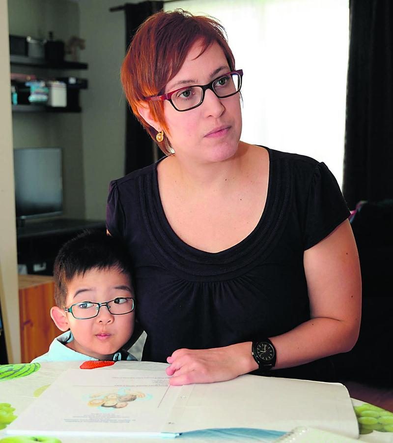 Pour obtenir un congé parental de la même durée que celui d’un parent biologique, Marielle Tardif, la mère adoptive de Francis, a dû se priver de salaire durant quatre mois.  Photo François Larivière | Le Courrier ©