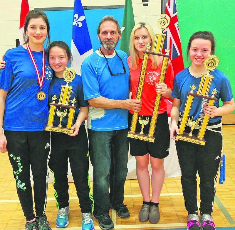 Sur la photo dans l’ordre habituel, on aperçoit Blanche Ménard, Alyssia Scott, l’entraineur Claude Paquette, la championne canadienne Marilou Cournoyer et Annabelle Scott. Photo Courtoisie