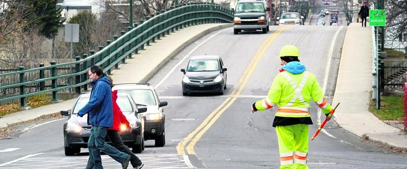 La Ville de Saint-Hyacinthe entend former sa propre équipe pour prendre la relève des signaleurs qui assurent la fluidité de la circulation depuis que le pont Bouchard a été fermé d’urgence. Photothèque | Le Courrier ©