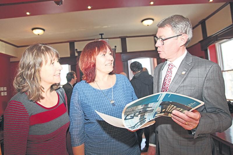 Le maire Claude Corbeil a présenté en février la politique d’art public de la municipalité à plusieurs acteurs du milieu culturel maskoutain. Photo Robert Gosselin | Le Courrier ©