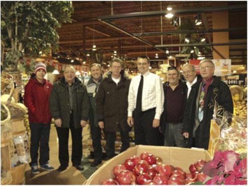 Au matin du 24 décembre, un mouvement initié par les Chevaliers de Colomb de Sainte-Madeleine auquel se sont joints des gens d’affaires et des bénévoles a permis d’offrir les denrées nécessaires à compléter des paniers de Noël destinés à des familles dans le besoin dans le cadre de la guignolée. Dans l’ordre habituel, Marc-Olivier Gravel, bénévole; Noël Beauregard, Fidèle Navigateur de l’Assemblée Mgr Louis Langevin des Chevaliers de Colomb de Saint-Hyacinthe; Luc Gravel, bénévole; Luc Charbonne