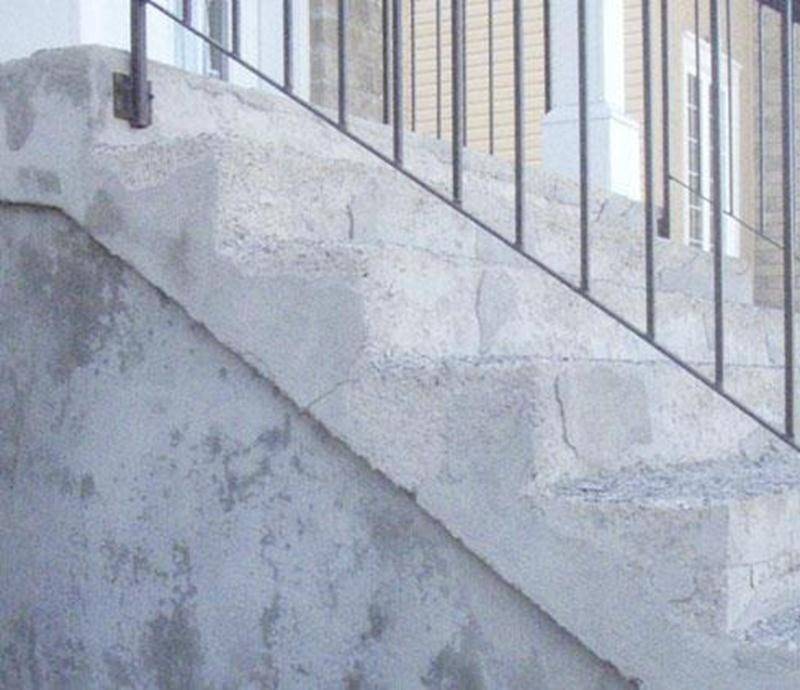 Photo d’un escalier en béton dont la surface des marches s’écaille.