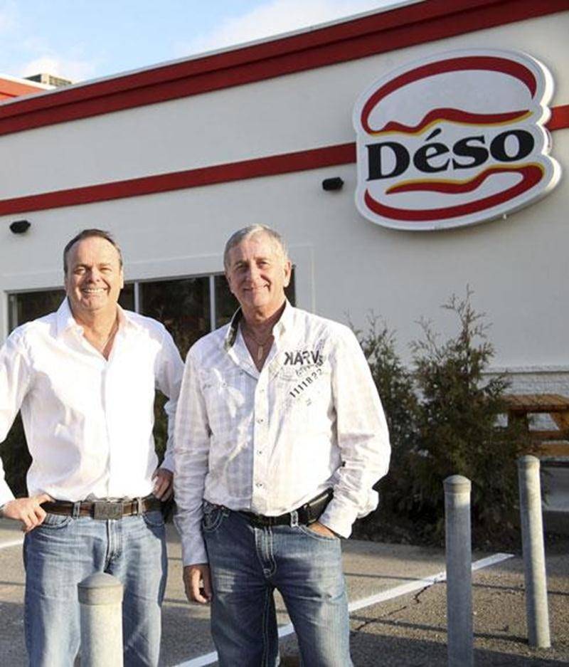 André Désautels (à gauche), propriétaire de Déso Burger, un nouveau commerce de restauration rapide qui vient d'ouvrir ses portes à Saint-Hyacinthe. Sur la photo, il est accompagné de son associé Michel Bernier.