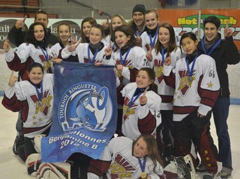 L’équipe de ringuette benjamine B de la Vallée-du-Richelieu a remporté une autre bannière, cette fois au tournoi de Laval, qui se déroulait du 23 au 25 février. En route vers la finale des séries, qui débutera le 1<sup>er</sup> avril, à Beloeil, elles seront aussi des championnats provinciaux, lors de la fin de semaine du 13 au 15 avril. Sur la photo : Première rangée; Maude Lapolice. Deuxième rangée; Rosalie De Grandpré et Carolane Dion. Troisième rangée; Anne-Sophie Allard-Bernard, Sarah-Kim D