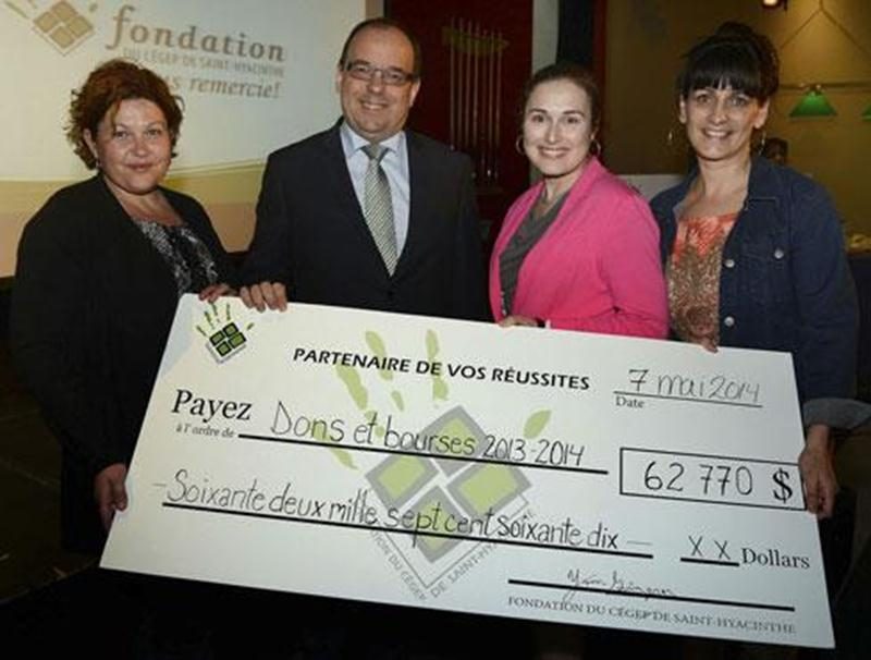 Les membres du conseil d'administration ont fièrement démontré que la fondation du Cégep de Saint-Hyacinthe a remis 62 770 $ en bourses durant l'année 2013-2014.