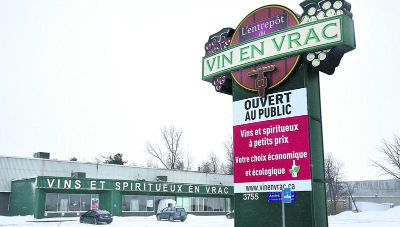 Le bâtiment où loge le comptoir Vin en Vrac sur la rue Picard sera agrandi et la façade rafraîchie. Photo François Larivière | Le Courrier ©