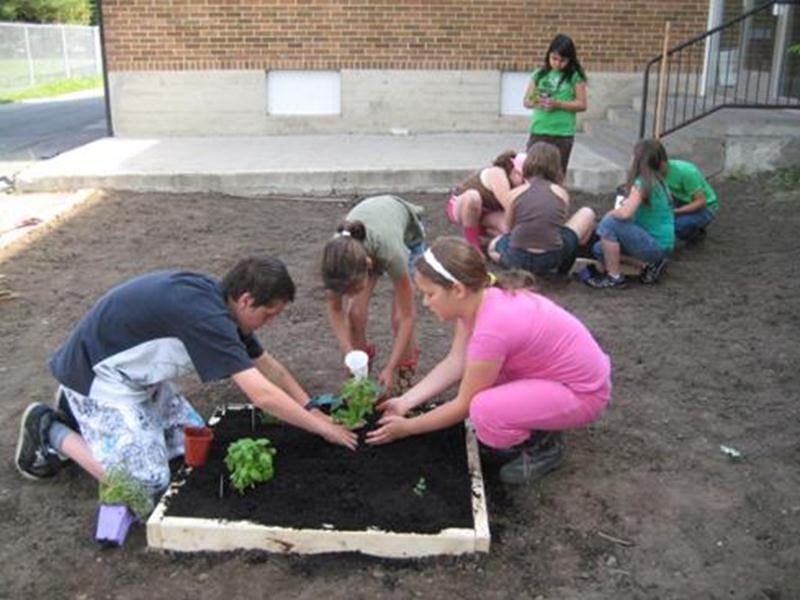 Les élèves du 3<sup>e</sup> cycle de l'école de la Croisée d'Upton, sous la supervision de leur enseignante, ont transformé l’ancienne cour des maternelles en un oasis de verdure. Ceux-ci ont travaillé d’arrache-pied afin de remettre cette cour inutilisée de l’école en bon état. Ils ont passé plusieurs journées à étendre de la terre, à semer du gazon, à fabriquer des boîtes pour les plans de fines herbes et à y installer des accessoires de décorations telle qu’une fontaine et quelques bancs. Ce