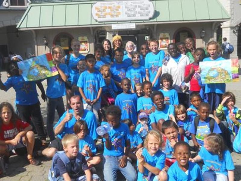 Grâce à la générosité de la pharmacie Jean Coutu du centre-ville de Saint-Hyacinthe, les enfants du camp de jour des Loisirs Christ-Roi ont eu le grand bonheur de participer à une activité récompense à La Ronde cet été.