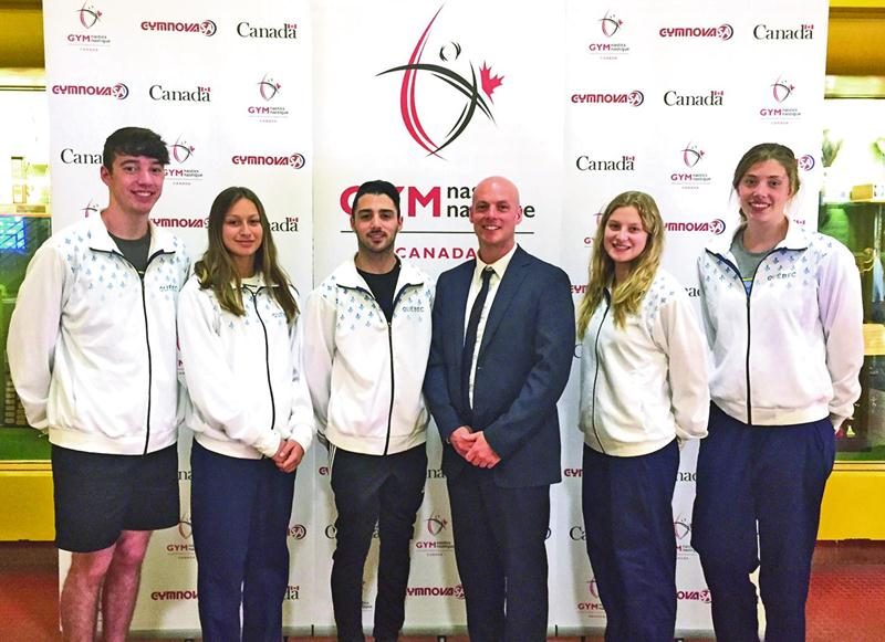 Nos représentants au championnat canadien de gymnastique, Jean-Philippe Camirand (tumbling), Maëlly Hamel (trampoline), Kevin Desjardins-Rodier (tumbling), l’entraîneur Sébastien Rajotte, Stéphanie Pelletier (trampoline) et Amélie Pietroniro-Savoie (trampoline). Photo Courtoisie