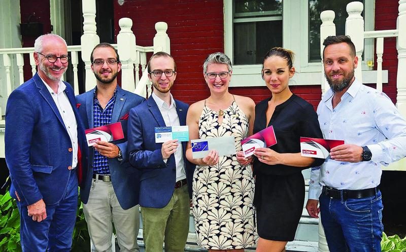 Les grands gagnants de la récente campagne de recrutement de la Chambre de commerce de la grande région de Saint-Hyacinthe, en compagnie de Pierre Rhéaume, directeur général de l’organisme. Photo Robert Gosselin | Le Courrier ©